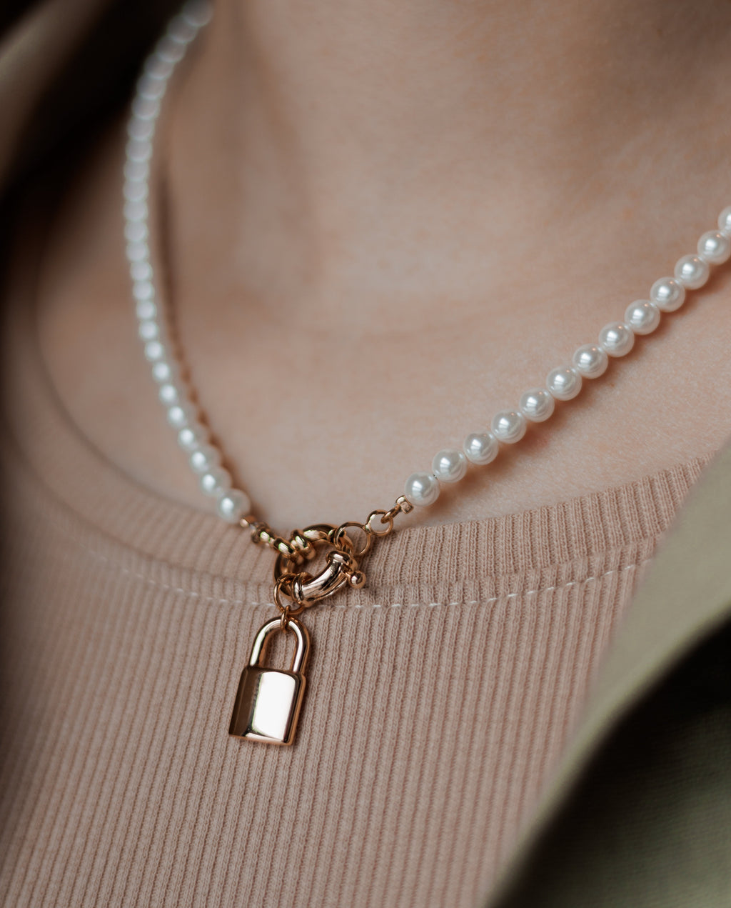 Sedy Jewelry Pearl Beaded Necklace with Gold or Rhodium Lock Pendant
