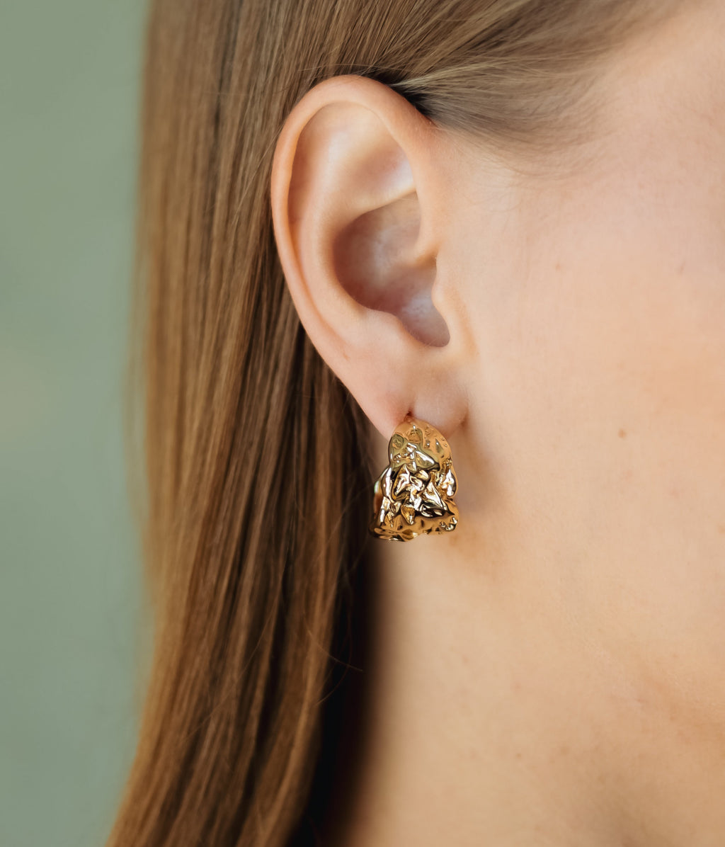 Sedy Jewelry Gold-Plated Textured Hoop Earrings – Modern Chunky Stud Design 2cm x 1.5cm