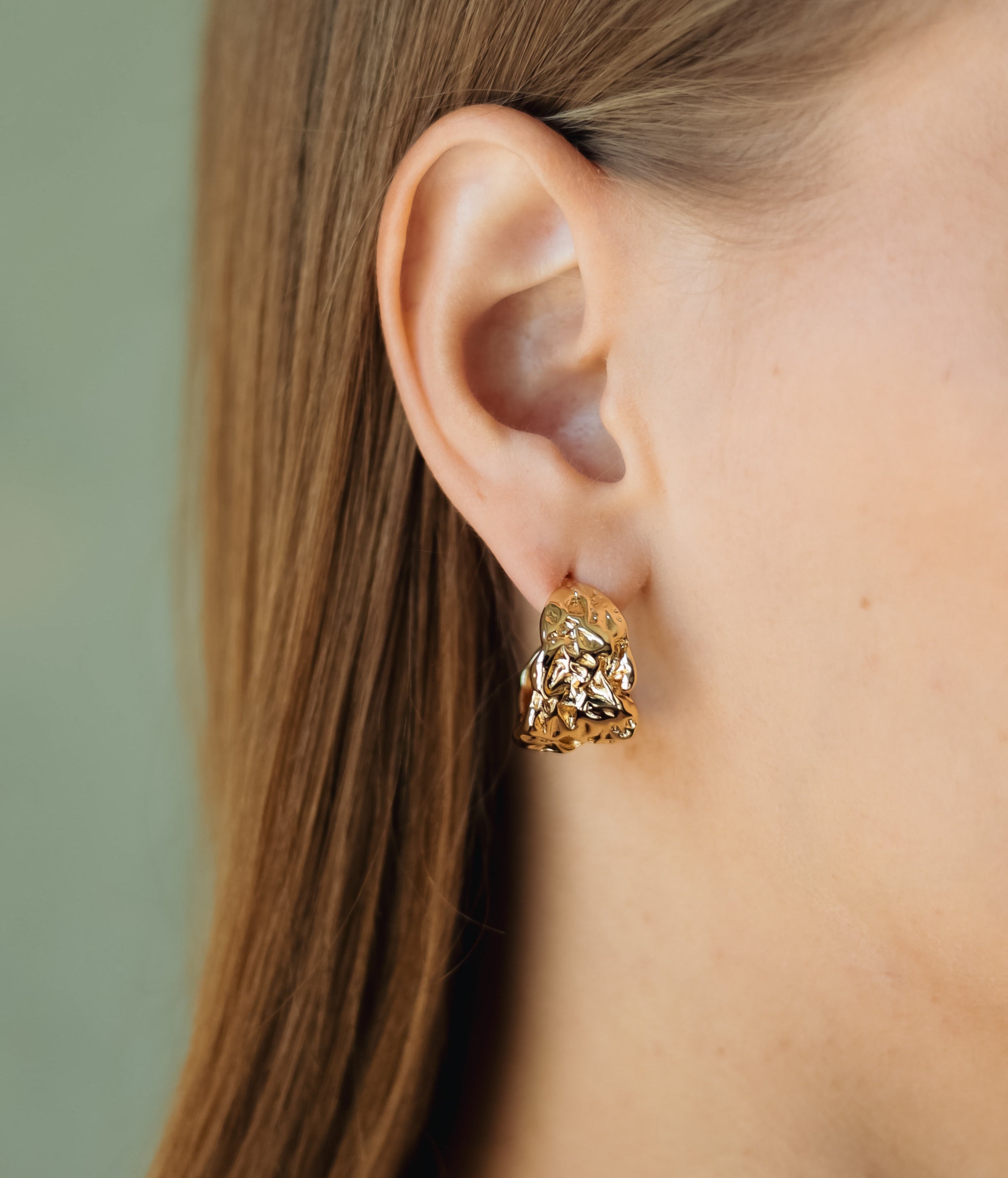 Sedy Jewelry Gold-Plated Textured Hoop Earrings – Modern Chunky Stud Design 2cm x 1.5cm