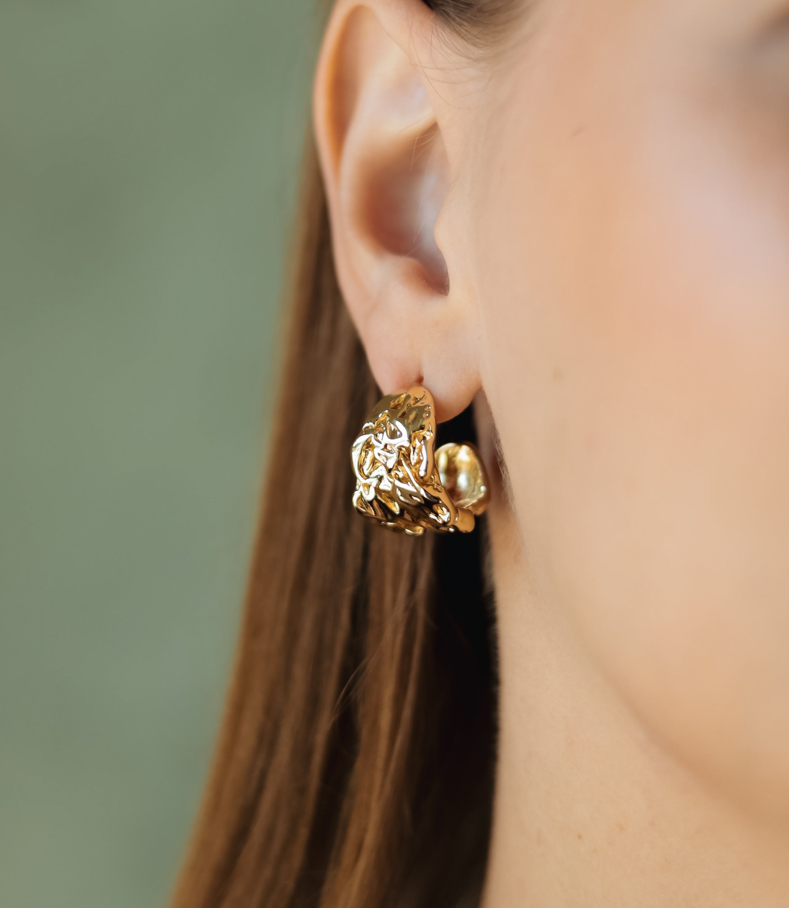 Sedy Jewelry Gold-Plated Textured Hoop Earrings – Modern Chunky Stud Design 2cm x 1.5cm